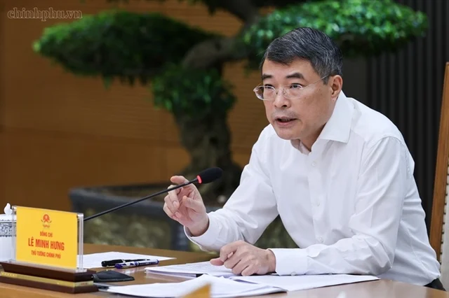 Thủ tướng: Kiểm soát chặt chẽ giá thành từ gốc với thuốc, thiết bị y tế; cương quyết loại bỏ mọi chi phí trung gian