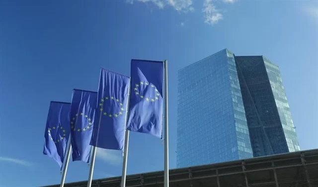ECB chịu sức ép lạm phát, đứng trước khả năng tăng lãi suất lần hai trong năm
