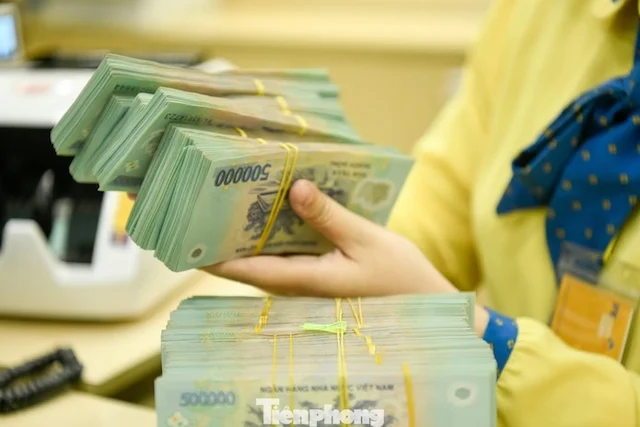 Lãi suất huy động neo cao dù áp lực thanh khoản ‘hạ nhiệt’