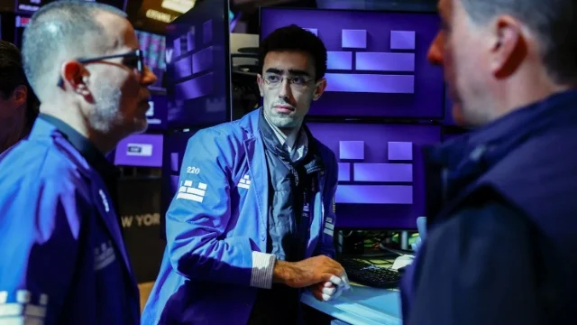 Chứng khoán Mỹ tiếp đà giảm, Dow Jones sụt hơn 300 điểm