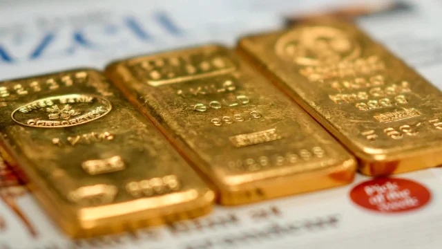 Vàng thế giới giảm hơn 1% sau khi Fed tăng lãi suất