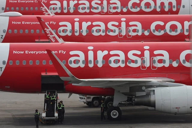 Điều gì đang xảy ra với hãng bay AirAsia khi cổ phiếu rơi 70% từ đầu năm?