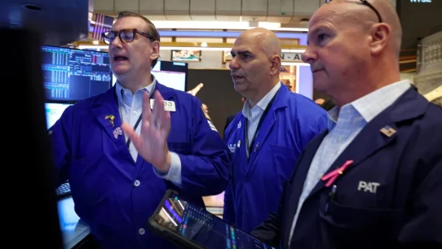 Phố Wall tràn ngập sắc xanh, Dow Jones tăng gần 400 điểm, S&P 500 tiến 1.5%