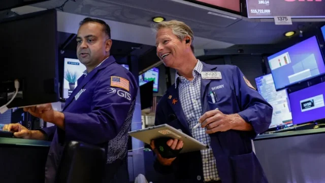 Nasdaq Composite lại lên đỉnh mới
