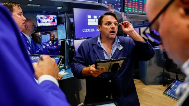 Dow Jones quay đầu giảm hơn 300 điểm