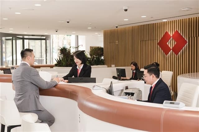 Nguồn thu dịch vụ tăng 40%, Techcombank củng cố vị thế dẫn đầu, lợi nhuận quý 3 lập kỉ lục mới