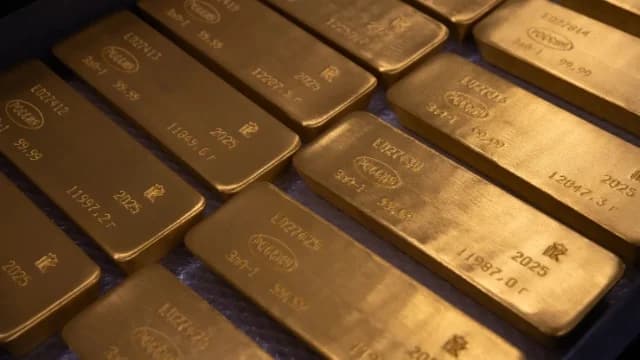 Rơi hơn 2%, vàng thế giới xuống đáy hơn hai tuần
