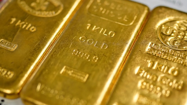 Vàng thế giới tăng gần 1% khi giá dầu hạ nhiệt trước cuộc họp Fed