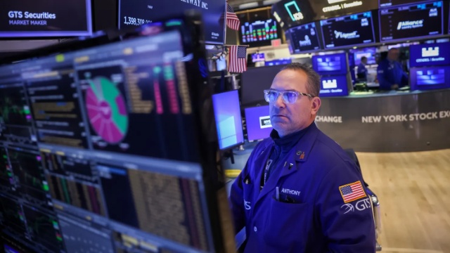S&P 500 đứt chuỗi tăng 3 phiên khi Alphabet và Caterpillar lao dốc